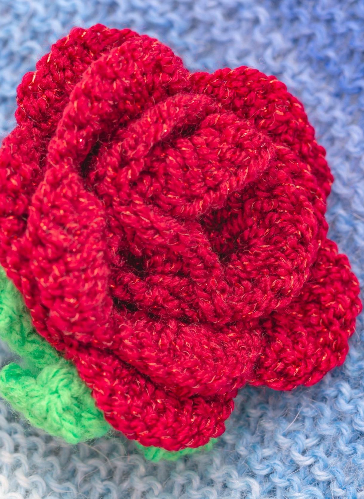 Aplicación de una rosa en crochet